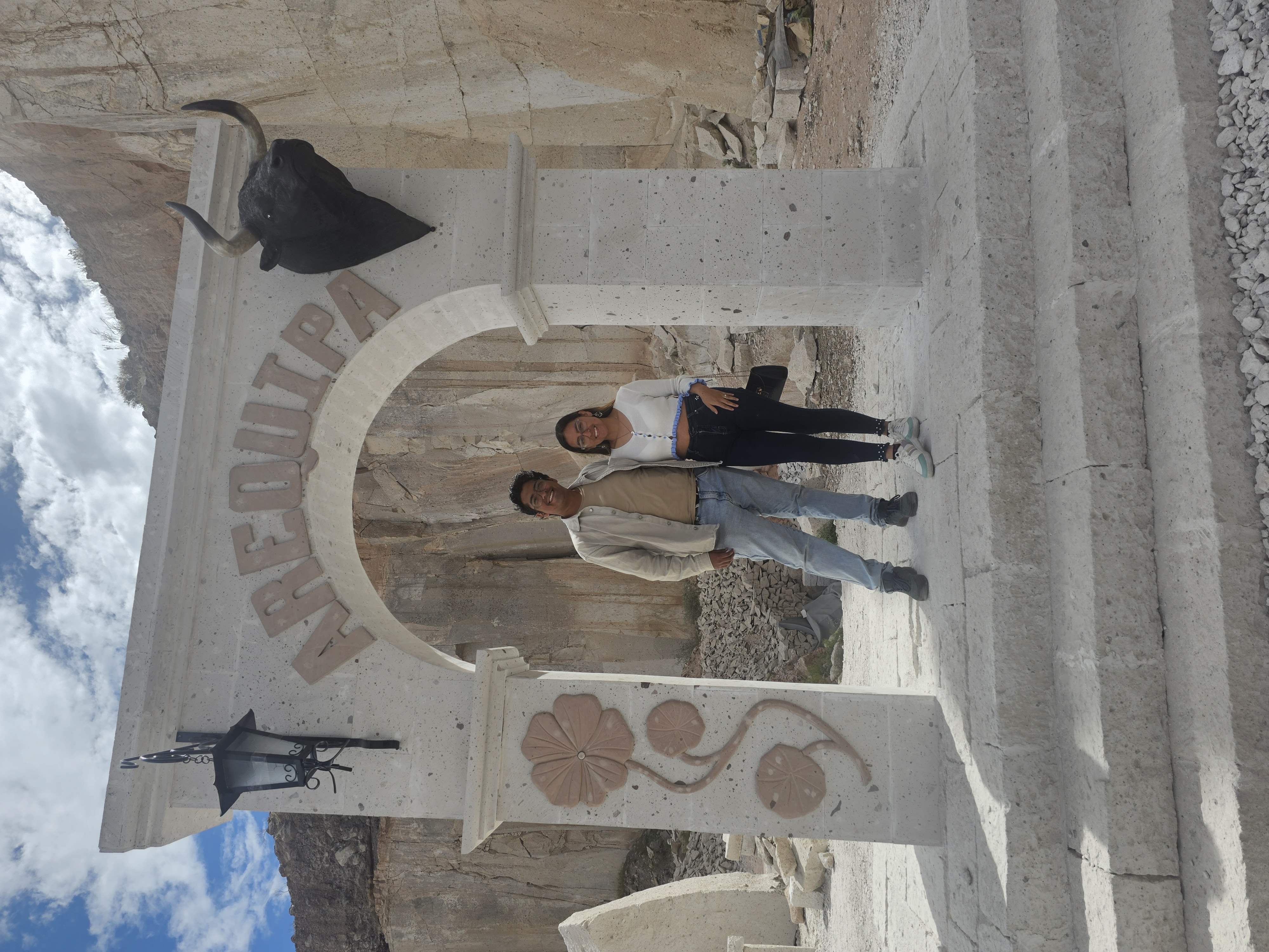 Angie y Felipe en el sillar de Arequipa